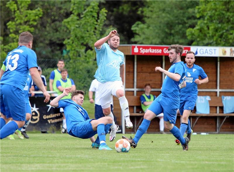 FG Vienenburg beendet Othfresener Double-Traum Alle gegen einen: Othfresens Lukas Löwe wird hier von den Vienenburgern Julian Laue (li.) und Nico Simon gestellt. Die FG zieht dank einer enormen Steigerung in der zweiten Halbzeit in das Halbfinale ein. Foto: Neuendorf