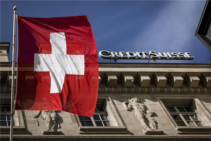 «Alle haben Angst vor dem Kollaps»: Die Flagge der Schweiz weht neben dem Logo der Schweizer Bank Credit Suisse in Luzern.
