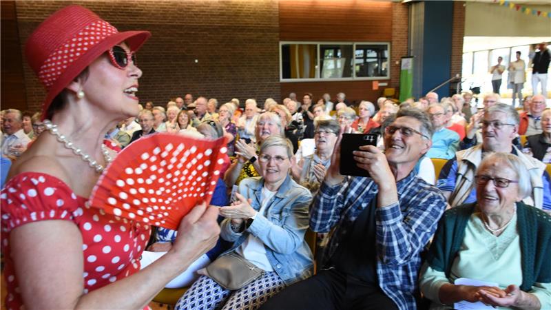 „D.A.S. Chörchen“ begeistert mit seiner Liebe zu alten Schlagern Alle kommen gerne ein bisschen mit nach Italien, wenn Chörchen-Frontfrau Barbara Schüler das Publikum animiert.