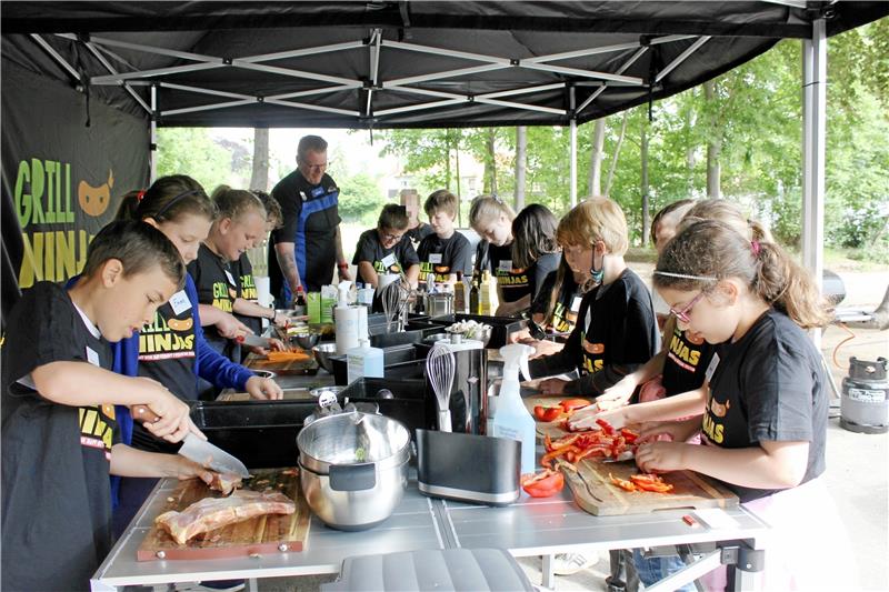 Alle machen mit: Schnippeln, Fleisch schneiden, Gemüse putzen, Obst schälen – in der Grundschule Harlingerode als anerkannte „Umweltschule“ setzt man auf kreative Unterrichtsmethoden: Zu Gast waren die „Grillninjas“ mit Koch Jörg Päßler ( Mitte). Fotos: Stumpf