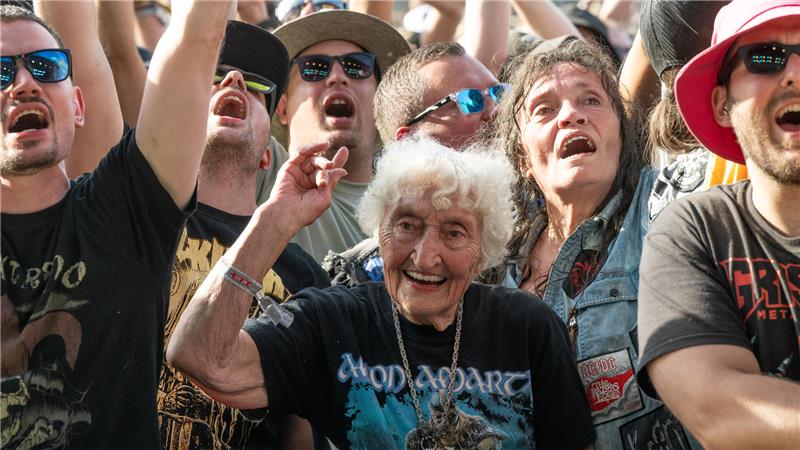 Alle nennen sie "Oma Edelgard": Die 96-Jährige aus Katlenburg-Lindau bei Northeim ist vermutlich der älteste Gast auf dem Festival.