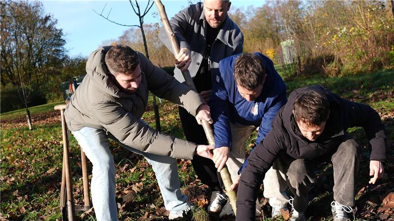 Naturschutz mit Discokugel - Fame Forest wächst Alle packen an für mehr Naturschutz. Die Band Revolverheld hat ihren Baum direkt selbst in die Erde gebracht. (Archivbild)