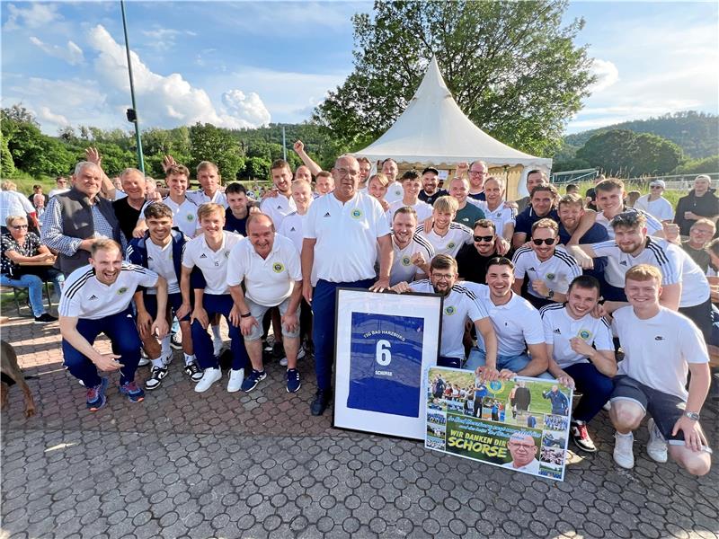 Alle wollen „Schorse“ Koch verabschieden. Die aktuelle Mannschaft der TSG Bad Harzburg bereitet ihrem Kultbetreuer einen gebührenden Ausklang nach 14 Jahren an der Seitenlinie. Foto: Privat