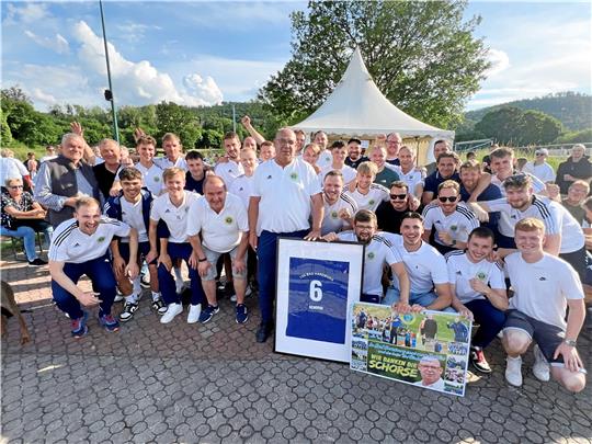 Alle wollen „Schorse“ Koch verabschieden. Die aktuelle Mannschaft der TSG Bad Harzburg bereitet ihrem Kultbetreuer einen gebührenden Ausklang nach 14 Jahren an der Seitenlinie. Foto: Privat