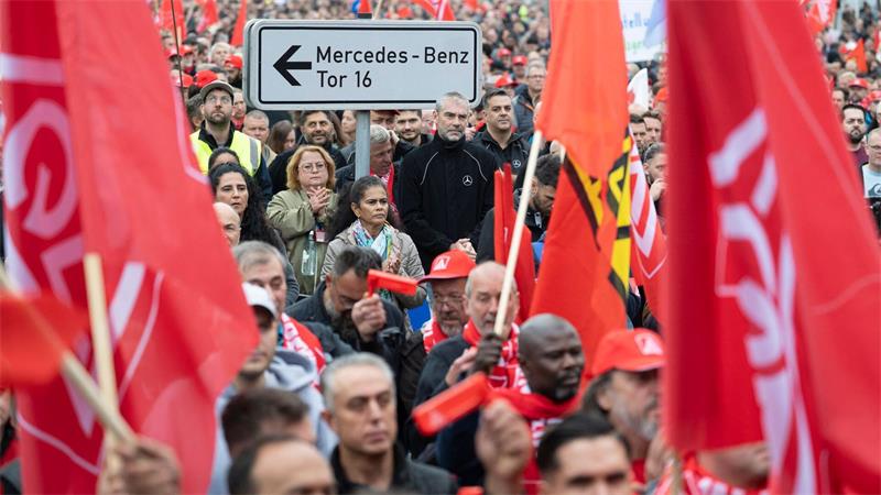 IG Metall mobilisiert rund 175.000 Auto-Beschäftigte Allein am Mercedes-Werk in Sindelfingen protestierten rund 20.000 Beschäftigte.