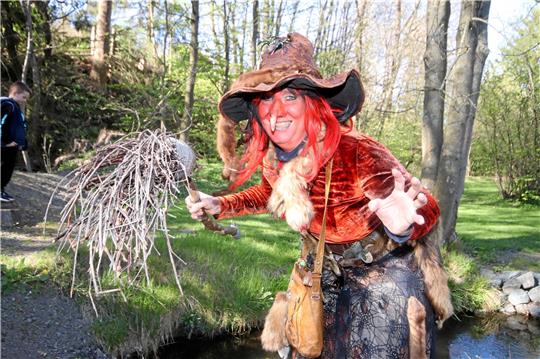 Allein auf weiter Flur: Frauke Wagner hat sich auch ohne Brut wie immer als Hexe in Schale geschmissen. Foto: Gereke