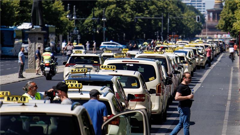 Branche in der Krise: Taxi-Korsos in einem Dutzend Städte Allein in Berlin demonstrierten Hunderte Taxi-Fahrer für Mindestpreise für die Konkurrenz von Uber und Co.