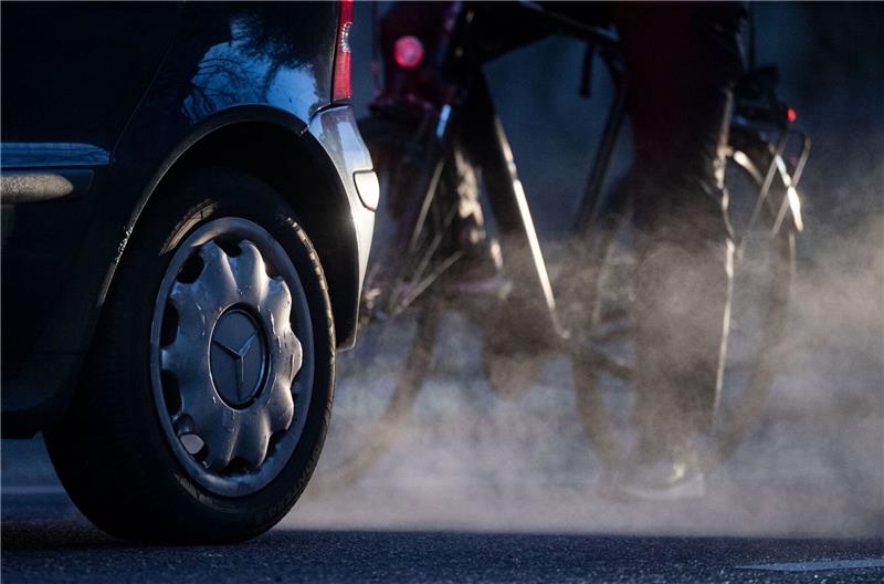 Mercedes ruft Zehntausende Diesel-Fahrzeuge zurück Allein in Deutschland muss Merceds-Benz zehntausende Diesel-Autos wegen einer illegalen Abgastechnik zurückrufen.
