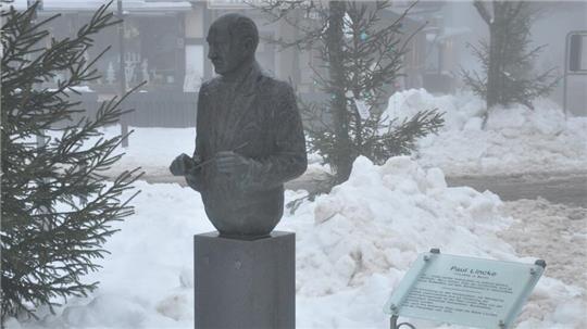 Allein in Schnee und Nebel: Im winterlichen Hahnenklee strahlt die Paul-Lincke-Statue auf dem Paul-Lincke-Platz eine durchaus zur Lage passende Stimmung aus.