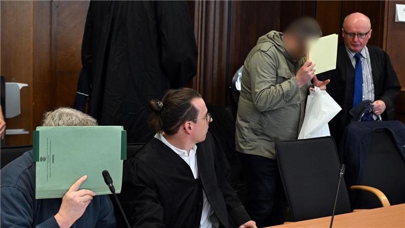 Allein in der Wohnung eines der Männer wurden laut Anklage rund 75.000 kinderpornografische Bilddateien gefunden.