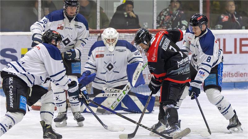 Eishockeyspieler Dustin Kocakara schießt den Puck auf das Tor.