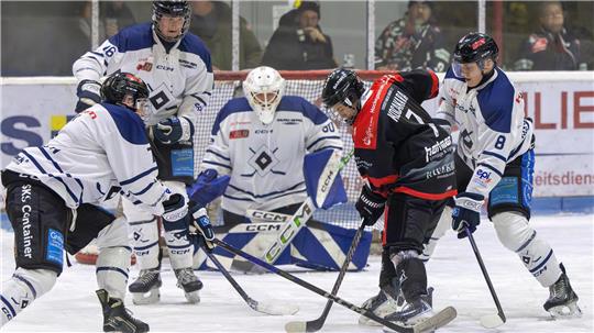 Eishockeyspieler Dustin Kocakara schießt den Puck auf das Tor.
