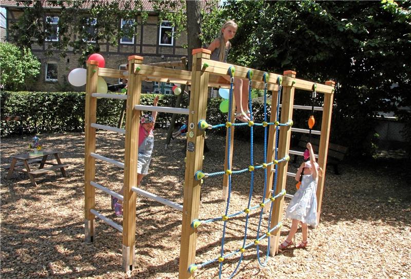 Neuer Spielplatz in Wehre eingeweiht Alleine das neue Wehrer Klettergerüst kostet 3600 Euro.