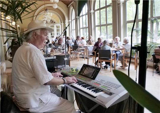 Alleinunterhalter Helmut Lohrberg, ganz in Weiß, möchte den Tanztee wieder zu einer festen monatlichen Veranstaltung werden lassen. Foto: Potthast