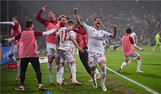 Allen Grund zum Feiern: Düsseldorfs Spieler jubeln über das Tor zum 2:0.