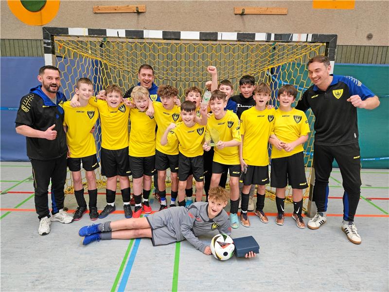 D-Junioren der JSG Goslar feiern die Kreismeisterschaft Allen Grund zum Jubeln haben die D-Junioren der JSG Goslar, die sich in Salzgitter-Bad ohne Gegentreffer die Hallen-Kreismeisterschaft sichern. Foto: Tiburczy/Kreis Nordharz
