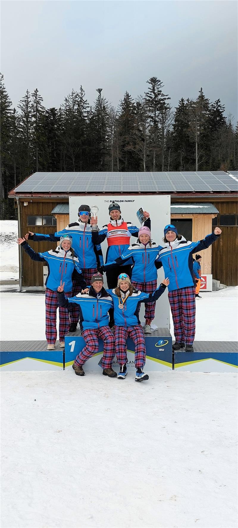 Harzer hauen noch mal einen raus Allen Grund zum Strahlen hat das Team des Niedersächsischen Skiverbandes beim Deutschlandpokal-Finale am Arber. Adrian Franz (oben Mitte) sichert sich das Rote Trikot für den Sieger der Gesamtwertung. Amy Dunkel, unten an der Seite von Trainer Rico Uhlig, gewinnt erstmals ein Rennen auf nationaler Ebene. Foto: Privat