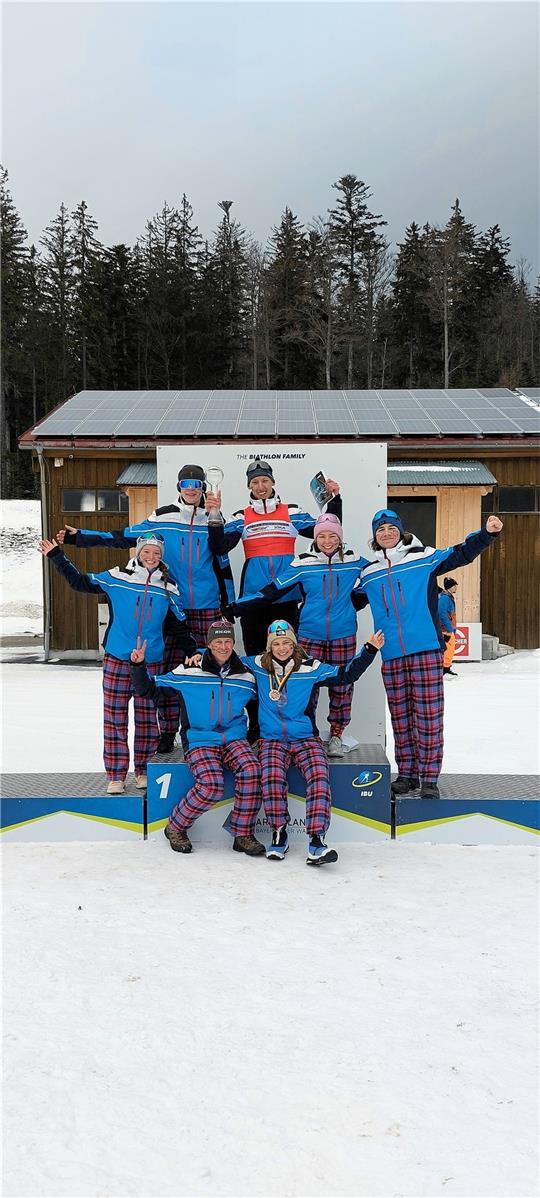 Allen Grund zum Strahlen hat das Team des Niedersächsischen Skiverbandes beim Deutschlandpokal-Finale am Arber. Adrian Franz (oben Mitte) sichert sich das Rote Trikot für den Sieger der Gesamtwertung. Amy Dunkel, unten an der Seite von Trainer Rico Uhlig, gewinnt erstmals ein Rennen auf nationaler Ebene. Foto: Privat