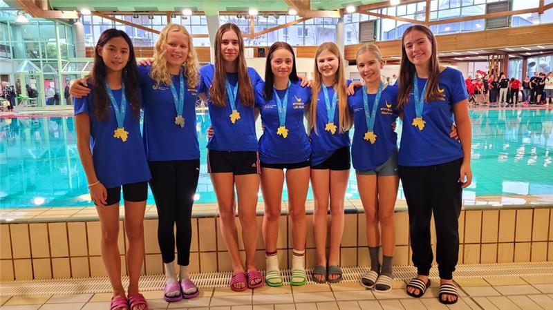 MTV Goslar glückt in Hildesheim der Gold-Hattrick Allen Grund zum Strahlen hat die weibliche C-Jugend des MTV Goslar, die in Hildesheim vor dem favorisierten Team aus Celle die Landesmeisterschaft in der Staffel gewinnt.