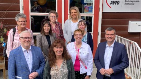 Allen Grund zur Freude: Kita-Leiterin Marion Wolf-Turo (vorn), Awo-Geschäftsfeldleiter Falk Hensel (li.) und Landrat Dr. Alexander Saipa feiern mit dem Kita-Team, Kita-Initiatorin Karin Eicke (hi. li.) und Vertretern der Stadt Clausthal-Zellerfeld den runden Geburtstag der Einrichtung.