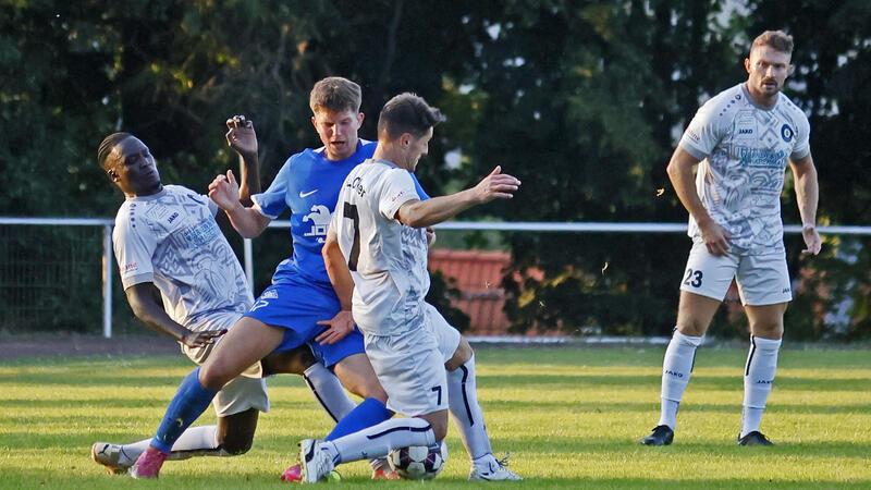 Aller Einsatz bleibt unbelohnt: Die Okeraner Aguero Joe (l.) und Kadir Ilica, die später verletzt den Platz verlassen müssen, gehen gemeinsam auf Balljagd gegen einen Spieler des VfL Salder.