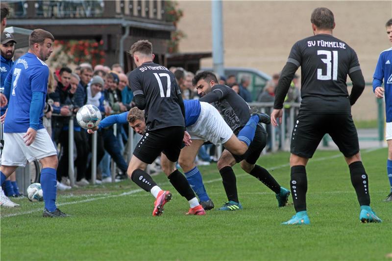 FC Othfresen strauchelt weiter im Abstiegskampf Aller Einsatz bringt nichts ein: Othfresens Lukas Quadt (2. v. li.) wird von einem Spieler aus Fümmelse zu Fall gebracht. Die Gäste entführen am Ende mit 3:2 die Punkte. Foto: Gietemann