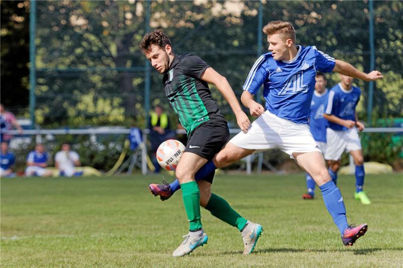 Aller Einsatz nutzt nichts: Der FC Othfresen und Laurenz Schulze (re.) verlieren mit 0:2 gegen Üfingen. Foto: Drechsler