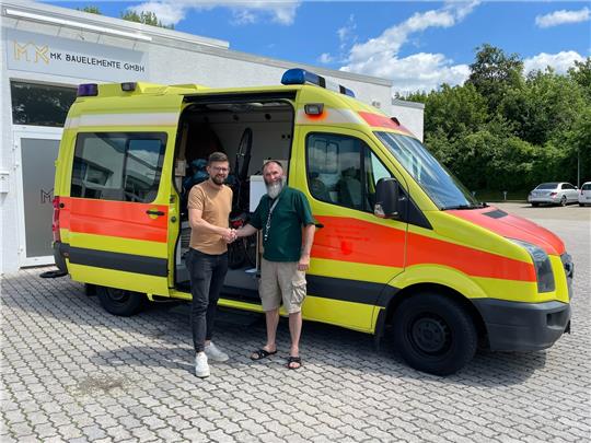 Alles Gute: Kamil Chmiel (li.) schickt Yarek Futerko per Handschlag mit dem Krankentransporter auf die Reise.  Fotos: Privat
