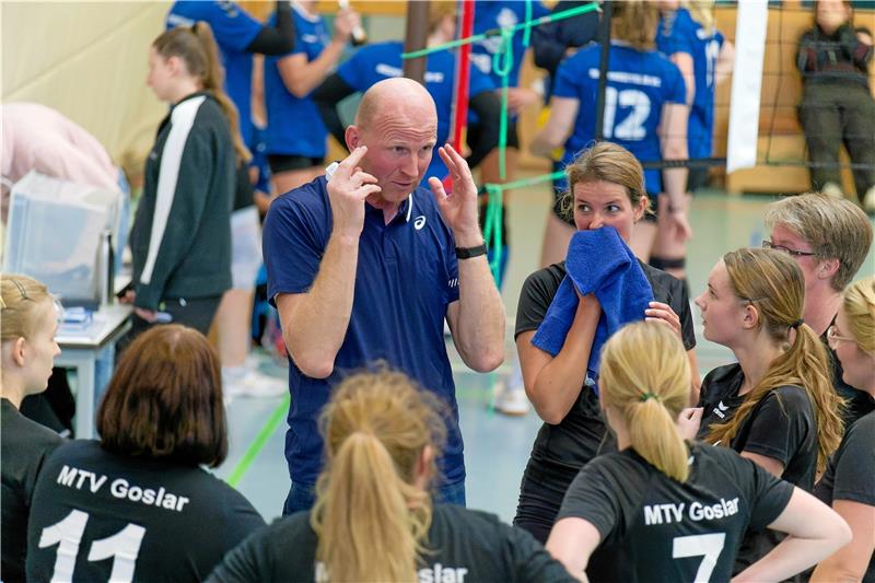 MTV Goslar gewinnt beide Heimspiele, 1. VC baut Führung aus Alles Kopfsache: Marcin Dybka, Trainer des MTV Goslar, stellt das Team beim Heimspieltag erfolgreich ein. Foto: Drechsler