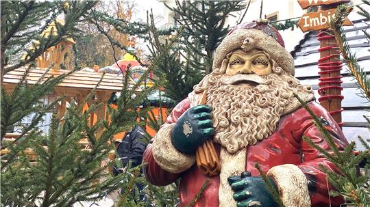 Alles bereit für den Wintermarkt am Port-Louis-Platz, der am 22. November öffnet. Kindergärten, die sich am Bäume-Schmücken beteiligen wollen, können sich bei der Familie Zech noch melden.
