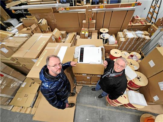 Alles da für die Photovoltaik: Marc Sander (Firma Bartels) und Ulrich Kreutzer (re.) haben einen Wechselrichter schon mal ausgepackt. Doch die Denkmalbehörde in Goslar bleibt Kreutzer auch nach mehr als vier Monaten eine Antwort schuldig. Foto: Sowa