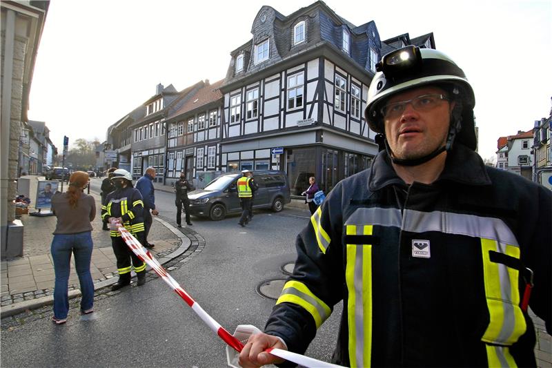 Alles dicht: Als am 9. November 2021 eine Bombendrohung im Goslarer Verwaltungsgebäude an der Charley-Jacob-Straße eingeht, wird das Haus evakuiert. Ordnungskräfte riegeln die Innenstadt ab. Archivfoto: Epping