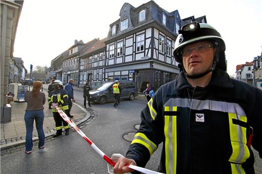 Alles dicht: Als am 9. November 2021 eine Bombendrohung im Goslarer Verwaltungsgebäude an der Charley-Jacob-Straße eingeht, wird das Haus evakuiert. Ordnungskräfte riegeln die Innenstadt ab. Archivfoto: Epping