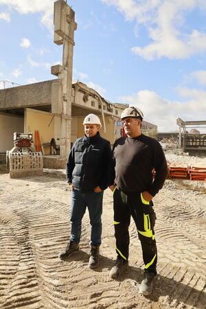 Alles hört auf ihr Kommando: Depenbrock-Mann Malte Blasko (l.) und Demontage-Spezialist Andreas Meyer (Firma A+S) haben das Sagen auf der Baustelle.