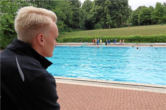Alles im Blick: Lennart Dienelt war im vergangenen Jahr mit 19 Jahren wohl Deutschlands jüngster Schwimmmeister.  Archivfoto: Kühlewind