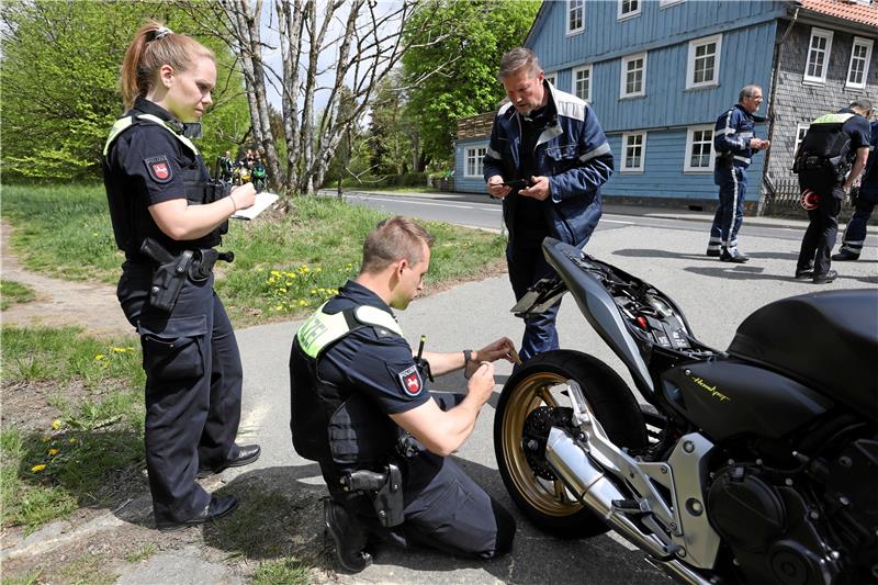Motorrad-Falle am „Auerhahn“ schnappt zu Alles in Ordnung? Die Polizisten kontrollieren, ob die Maschinen manipuliert sind.
