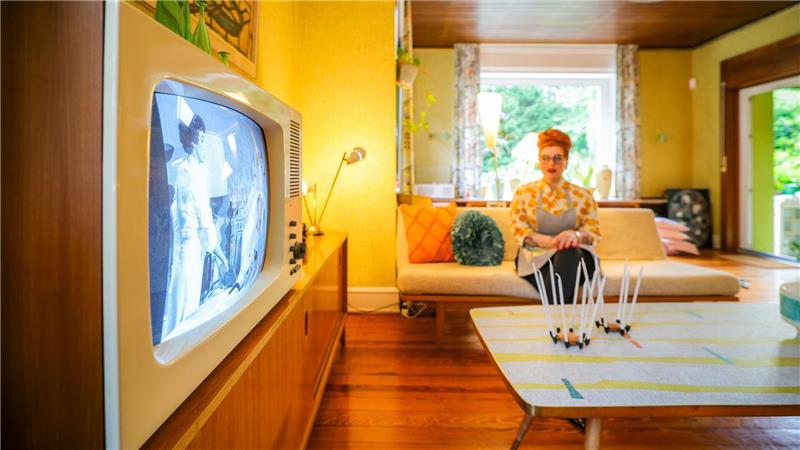 60er-Leben mit Röhrenfernseher und Wählscheibentelefon Alles ist knallbunt - aber der alte Röhrenfernseher kann nur Schwarz-Weiß.