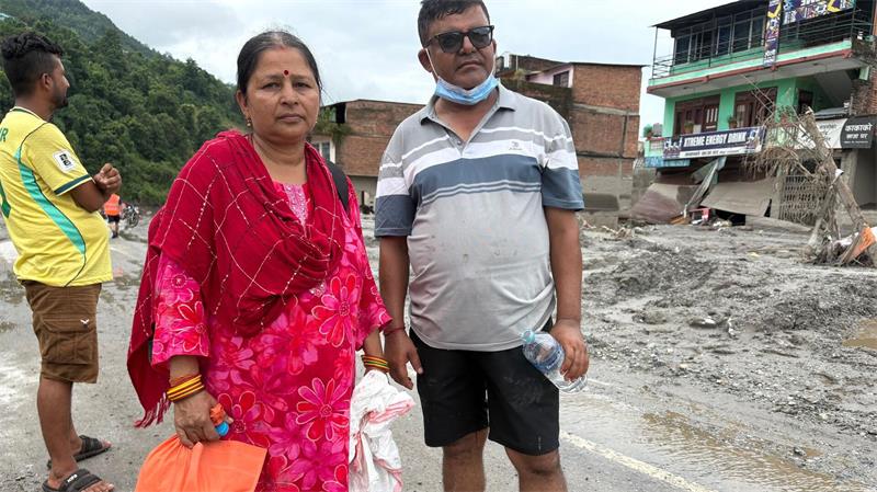 „Alles ist von Schlamm begraben“, sagt die 50-jährige Bhagawati Khatiwada, die früher ein Schreibwarengeschäft im Ort betrieb.