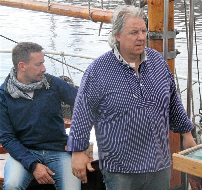 Alles klar auf der Mathilde: Schiffseigner Heiko Rataj und Tom Derer, der damals im Jahr 2013 für den Goslarer Kommunalpräventionsrat unterwegs ist.