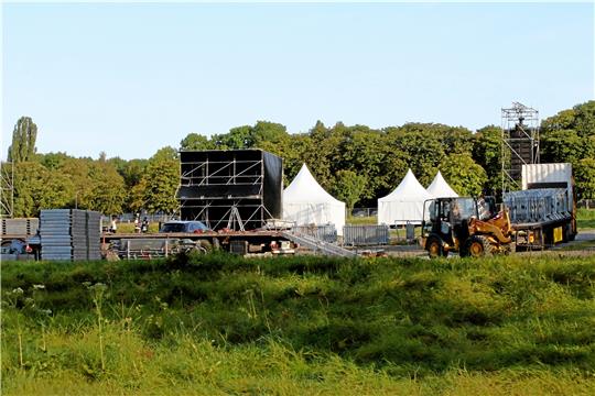 Alles klar für das Konzert am Freitagabend: Auf dem Schützenplatz werden Bühne und Zelte aufgebaut.  Foto: Epping