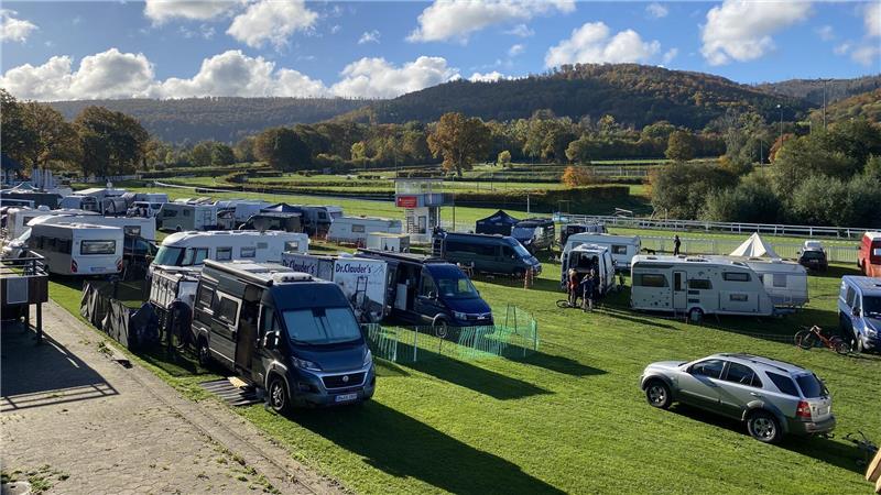 Alles nah beieinander: Direkt neben der Rennstrecke können die Teilnehmer ihre Camper und Wohnwagen abstellen.