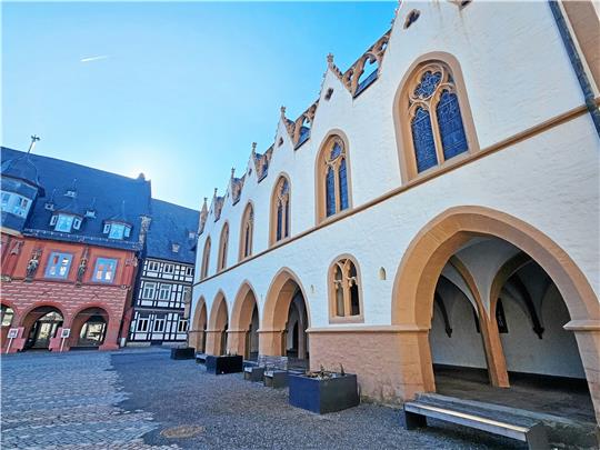 Alles neu macht der Mai? Dann sollen jedenfalls die Pflasterarbeiten auf dem Marktplatz beginnen. Zunächst ist der Boden vorm Rathaus dran, dann folgen weitere Abschnitte, unter denen Strom- und Wasseranschlüsse vorgesehen sind. Die Einbringung eines barrierefreien Laufbandes aus Natursteinplatten entlang der Fassaden war abgelehnt worden – deshalb ist keine Sanierung des gesamten Platzes geplant. Fotos: Sowa