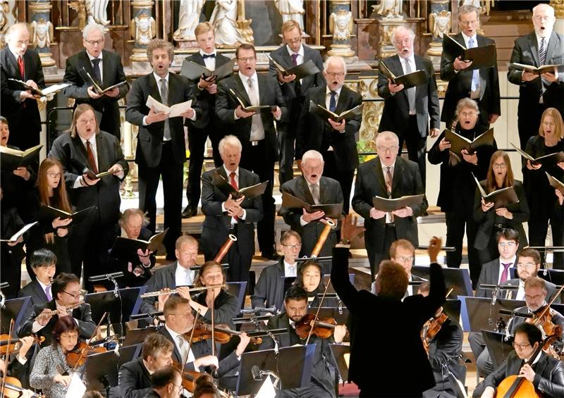 Konzert zum Erntedank in Clausthaler Marktkirche „Alles, was Odem hat…“: Die Ökumenische Kantorei Clausthal und das Philharmonische Kammerorchester Wernigerode transportieren unter der Leitung von Arno Janssen Hoffnungsfrohes. Fotos: Potthast
