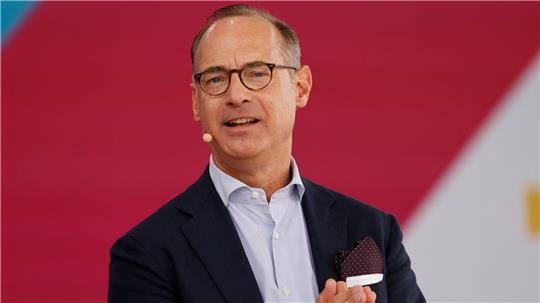 Allianz-Chef Oliver Bäte verdiente 2024 mehr als zehn Millionen Euro.