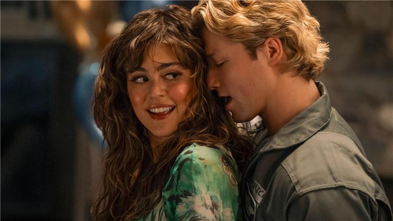 Hockey, Sex, Bangs und Bromance: Der Hype um „Off Campus“ Allie und Dean (Mika Abdalla und Stephen Kalyn) beginnen erst mal nur eine unverbindliche Affäre und haben gern und viel Sex miteinander.