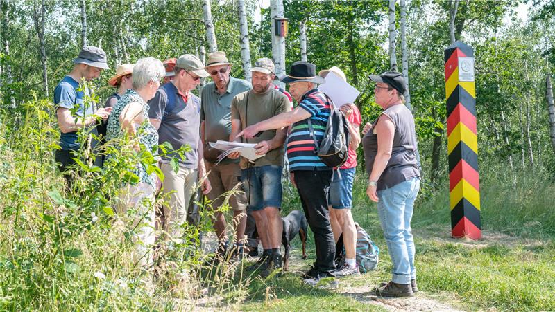Alljährlich zum Tag der Deutschen Einheit laden die Stiftung Umwelt, Natur- und Klimaschutz des Landes Sachsen-Anhalt und der Heimatverein Abbenrode im nördlichen Harzvorland zur Grenzwanderung ein.