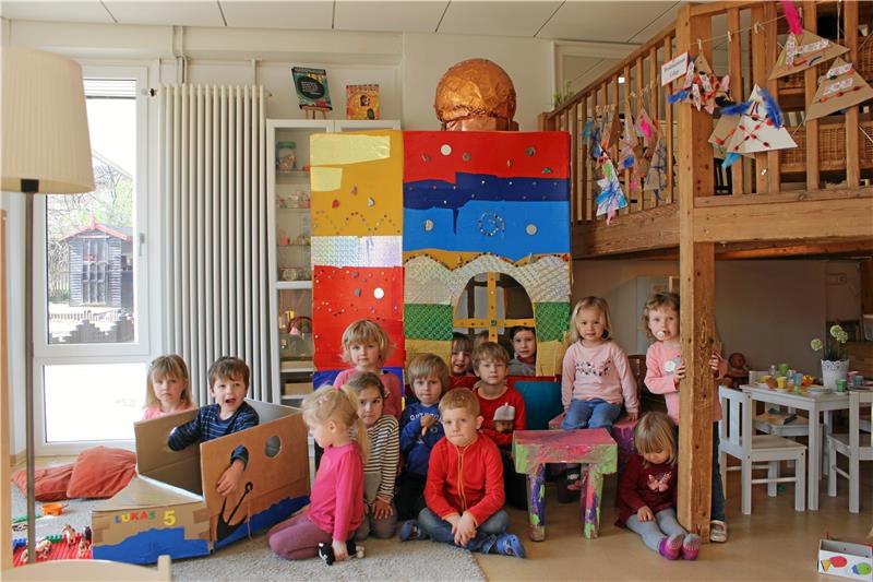 Alltagsdinge beschäftigt die braune Gruppe der Kita Schlewecke. Die Kinder nehmen Kartons, Schachteln und Toilettenpapierrollen als Baumaterial. So entstanden auch das Hundertwasserhaus, Hocker und ein Schiff. Die blaue Gruppe befasst sich mit dem Weltall und baut eine Rakete (kl. Bild).  Fotos: Seltmann