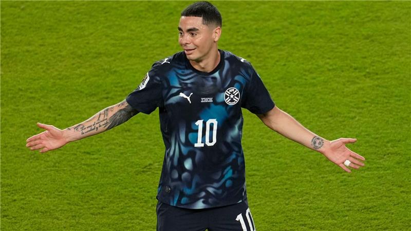 Almirón flog mit der Roten Karte vom Platz, sein Team brachte den Sieg aber ins Ziel.