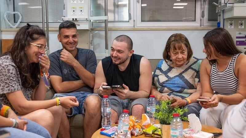 Viele Tote bei Befreiung von Geiseln aus Gazastreifen Almog Meir Jan (M) mit Familienmitgliedern nach seiner Befreiung aus der Gefangenschaft im Gazastreifen.