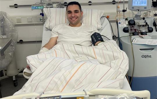 Ein Mann liegt in einem Krankenhausbett.